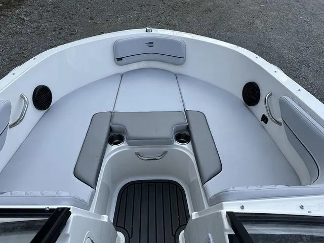 Slide: The Image of Bayliner VR4 Bowrider OB 2025 - 8