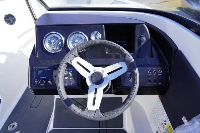 Slide: The Image of Bayliner V20i 2025 - 10