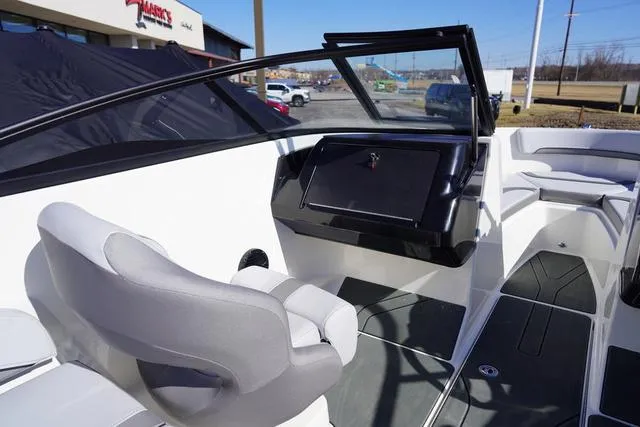 Slide: The Image of Bayliner V20i 2025 - 11