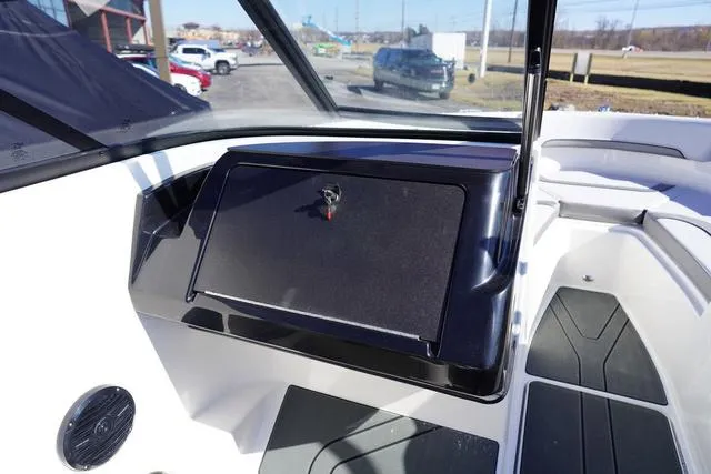 Slide: The Image of Bayliner V20i 2025 - 12