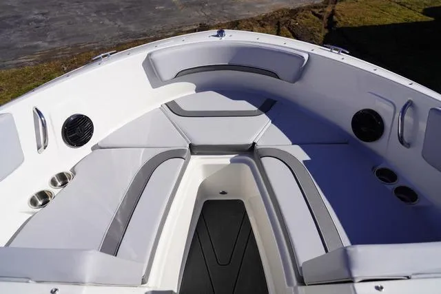 Slide: The Image of Bayliner V20i 2025 - 13