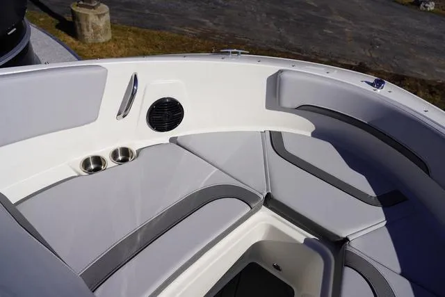 Slide: The Image of Bayliner V20i 2025 - 15