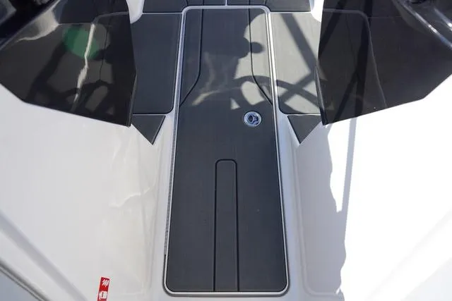 Slide: The Image of Bayliner V20i 2025 - 18