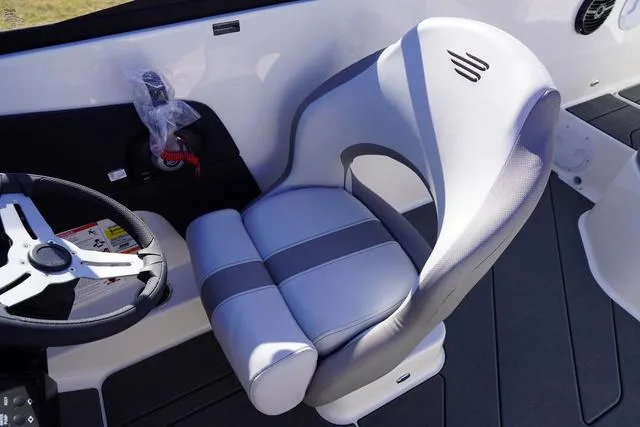 Slide: The Image of Bayliner V20i 2025 - 19