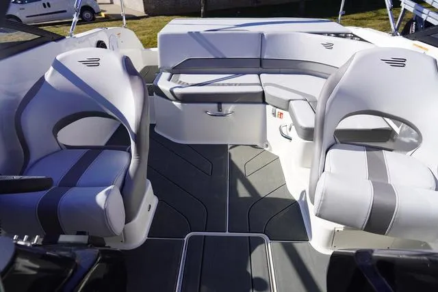 Slide: The Image of Bayliner V20i 2025 - 21