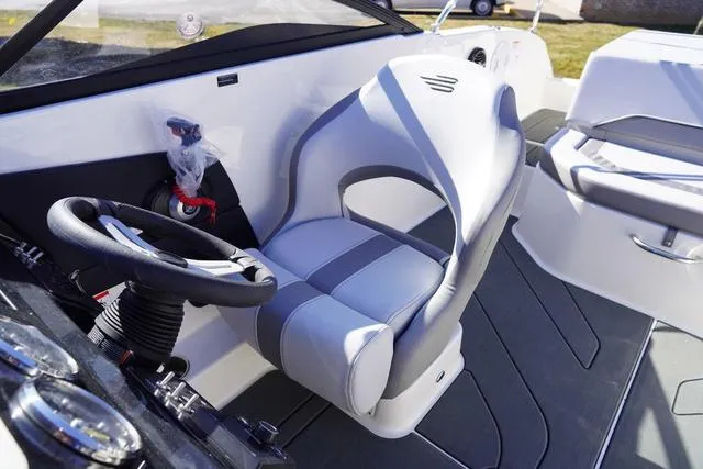 Slide: The Image of Bayliner V20i 2025 - 23