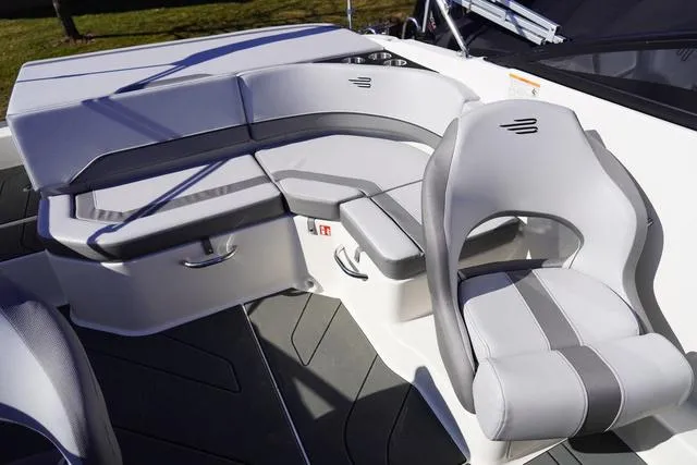 Slide: The Image of Bayliner V20i 2025 - 24