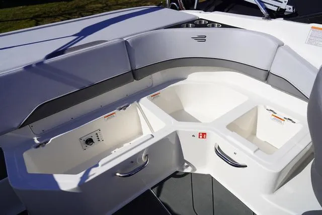 Slide: The Image of Bayliner V20i 2025 - 25