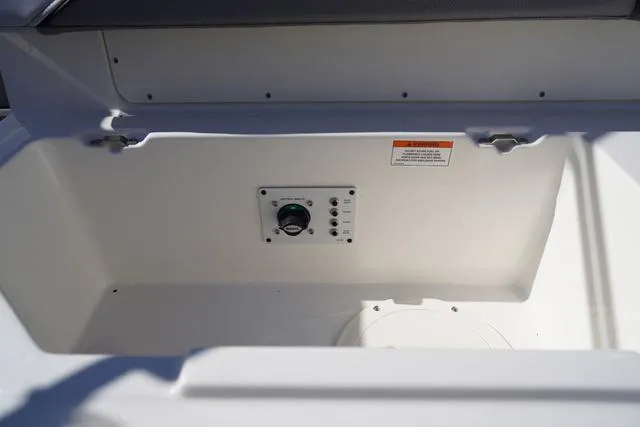 Slide: The Image of Bayliner V20i 2025 - 26