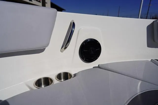 Slide: The Image of Bayliner V20i 2025 - 27