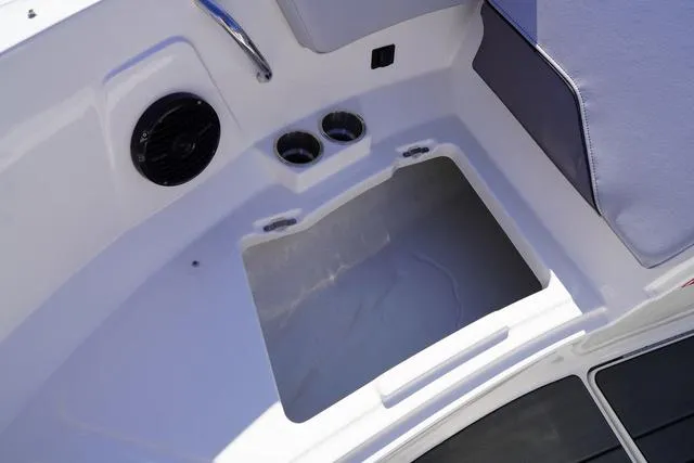 Slide: The Image of Bayliner V20i 2025 - 29