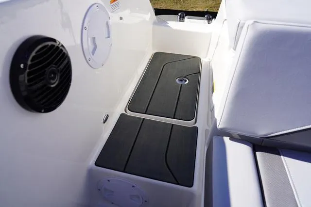 Slide: The Image of Bayliner V20i 2025 - 6