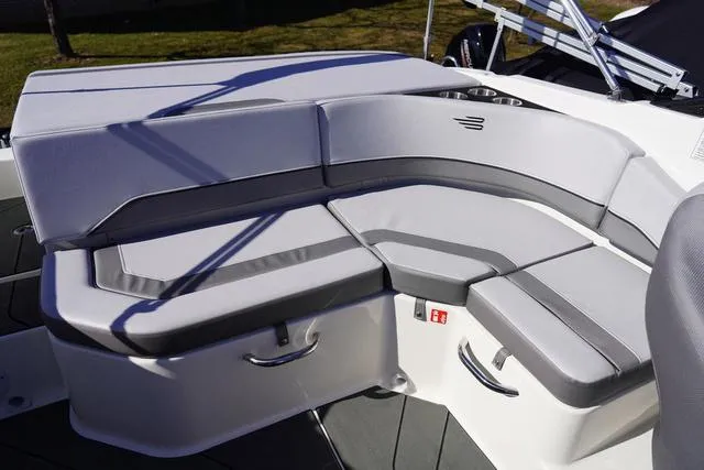 Slide: The Image of Bayliner V20i 2025 - 7