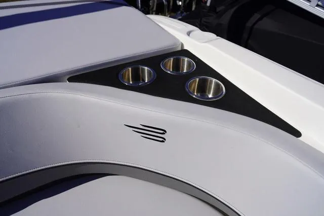 Slide: The Image of Bayliner V20i 2025 - 8