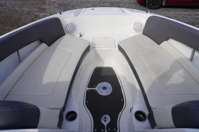 Slide: The Image of Sea Ray 240 Sundeck 2011 - 14