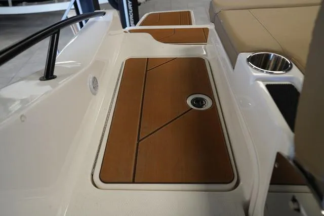 Slide: The Image of Bayliner D20 2025 - 13