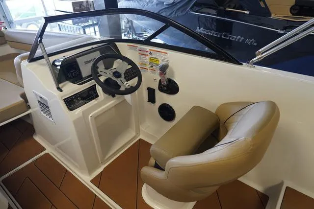 Slide: The Image of Bayliner D20 2025 - 30