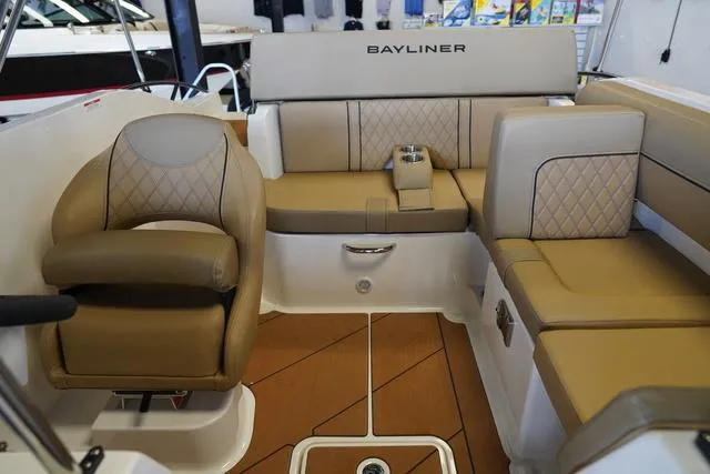 Slide: The Image of Bayliner D20 2025 - 32