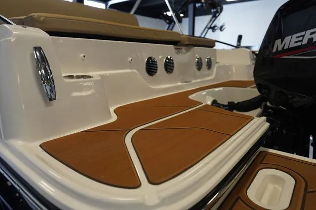 Slide: The Image of Bayliner D20 2025 - 50