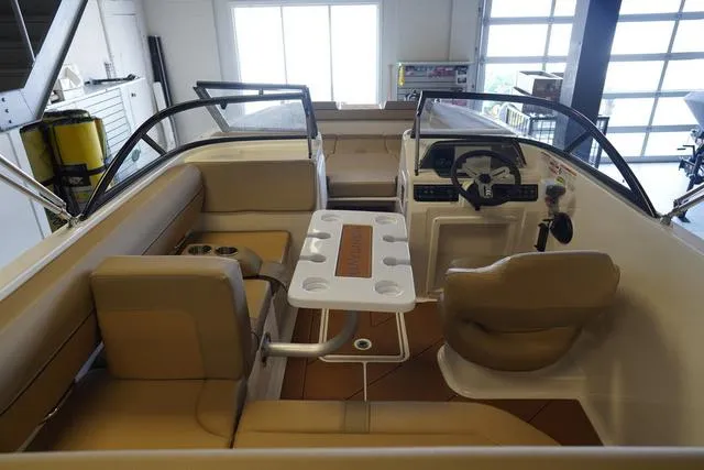 Slide: The Image of Bayliner D20 2025 - 9