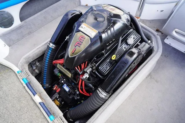 Slide: The Image of 2004 Supra COMP LTS/SK boat engine with EFI system, detailed view. - 25