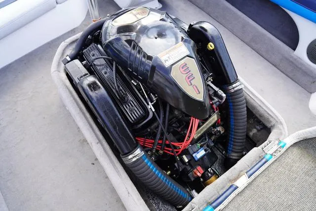 Slide: The Image of 2004 Supra COMP LTS/SK boat engine with EFI system, detailed view. - 27