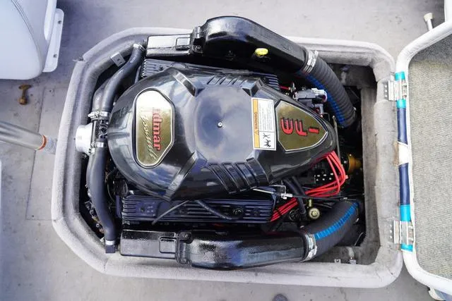 Slide: The Image of 2004 Supra COMP LTS/SK boat engine, detailed view from above. - 28