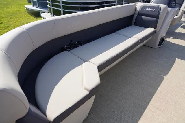 Slide: The Image of Harris Cruiser 230 FC 2025 - 10