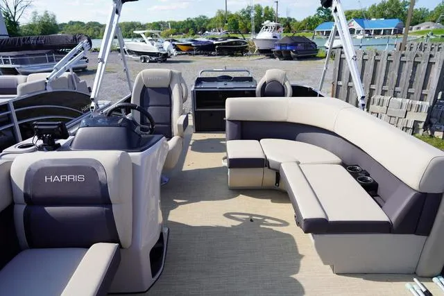 Slide: The Image of Harris Cruiser 230 FC 2025 - 11