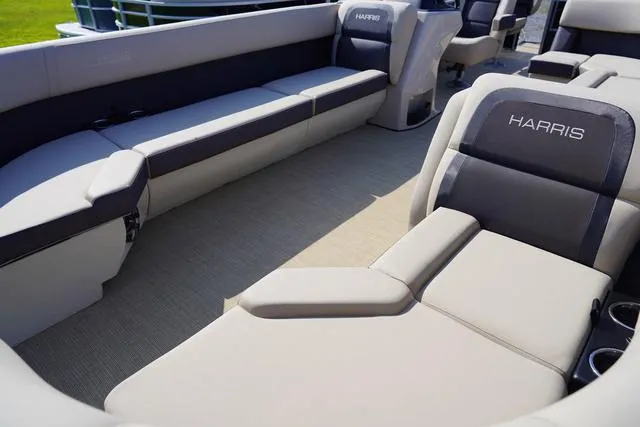 Slide: The Image of Harris Cruiser 230 FC 2025 - 12