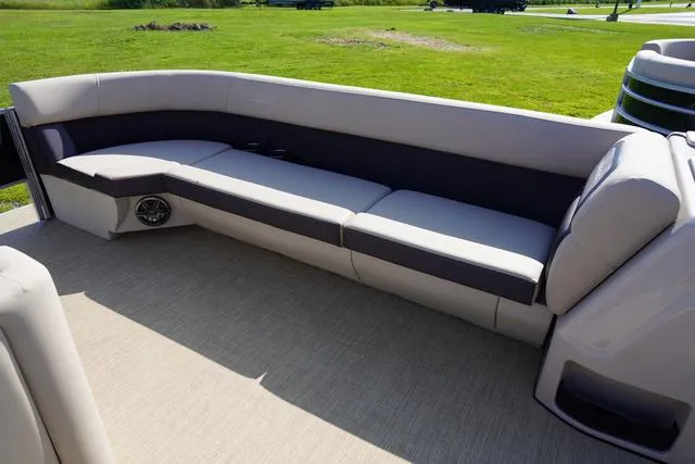 Slide: The Image of Harris Cruiser 230 FC 2025 - 15