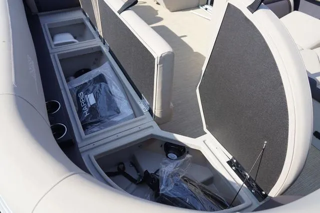 Slide: The Image of Harris Cruiser 230 FC 2025 - 16