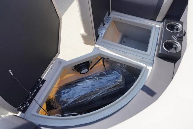 Slide: The Image of Harris Cruiser 230 FC 2025 - 17