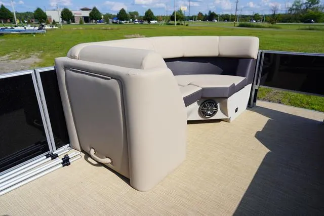 Slide: The Image of Harris Cruiser 230 FC 2025 - 18