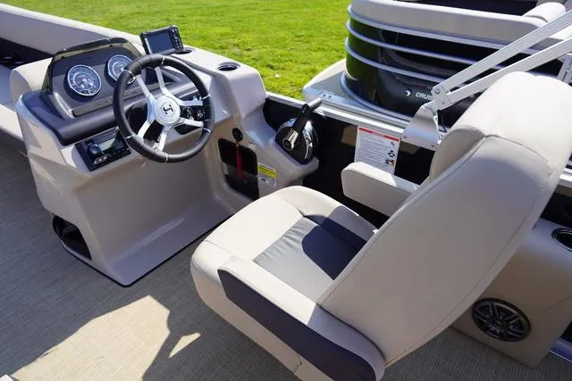 Slide: The Image of Harris Cruiser 230 FC 2025 - 24