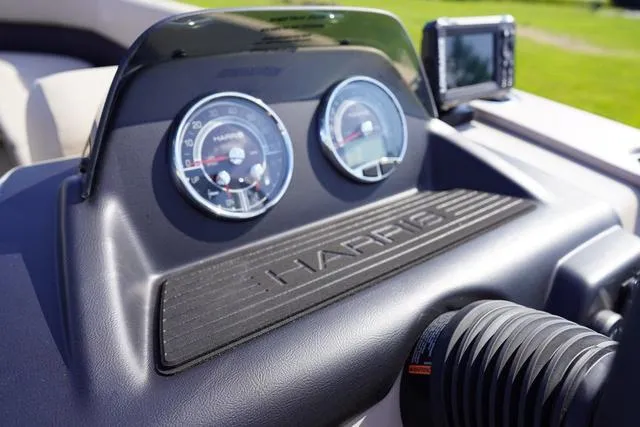 Slide: The Image of Harris Cruiser 230 FC 2025 - 28