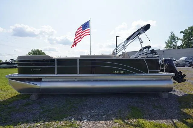 Slide: The Image of Harris Cruiser 230 FC 2025 - 3