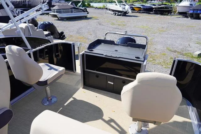 Slide: The Image of Harris Cruiser 230 FC 2025 - 34