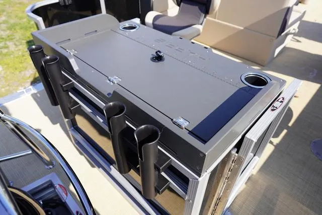 Slide: The Image of Harris Cruiser 230 FC 2025 - 38