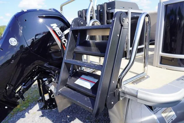 Slide: The Image of Harris Cruiser 230 FC 2025 - 6