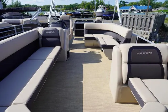 Slide: The Image of Harris Cruiser 230 FC 2025 - 9