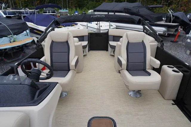 Slide: The Image of Harris Cruiser 230 CWDH 2025 - 16