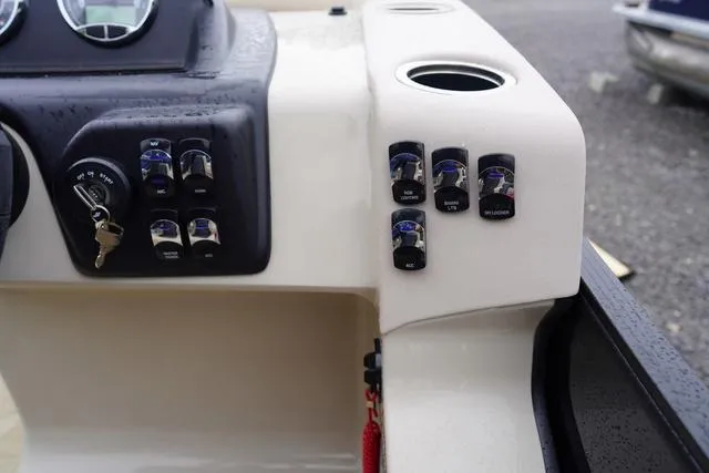 Slide: The Image of Harris Cruiser 230 CWDH 2025 - 25