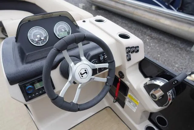 Slide: The Image of Harris Cruiser 230 CWDH 2025 - 26