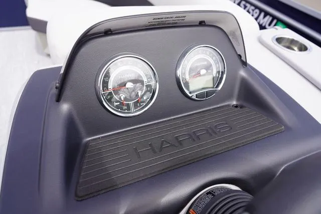 Slide: The Image of Harris Cruiser 210 CW 2025 - 32