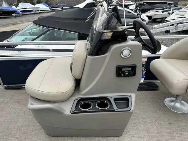 Slide: The Image of 2023 Sun Tracker Bass Buggy® 16 XL Select boat console with beige seating and cup holders. - 20