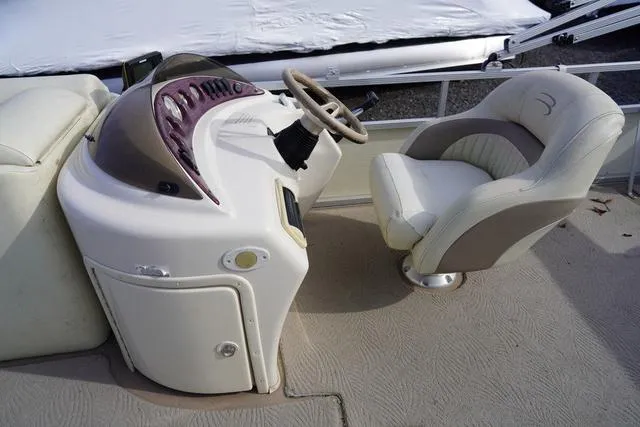 Slide: The Image of 2008 Bennington 2250 boat helm with steering wheel and captain's chair. - 21