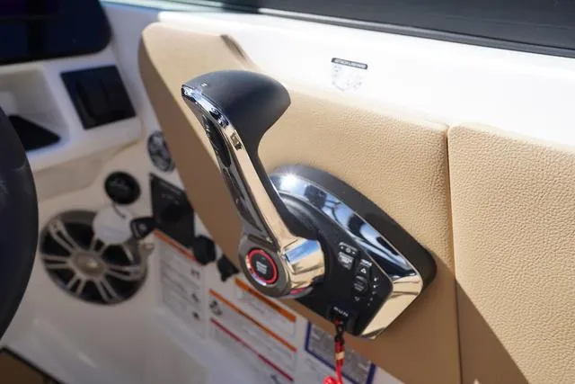 Slide: The Image of Sea Ray SDX 270 Surf 2024 - 21