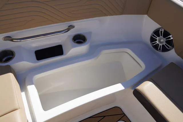 Slide: The Image of Sea Ray SDX 270 Surf 2024 - 35