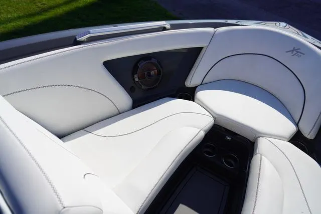 Slide: The Image of MasterCraft XT23 2019 - 12